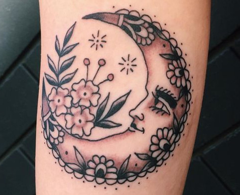 Hold tetoválás