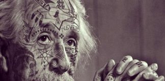 Tetovált Einstein