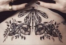 Mell alatti tetoválás